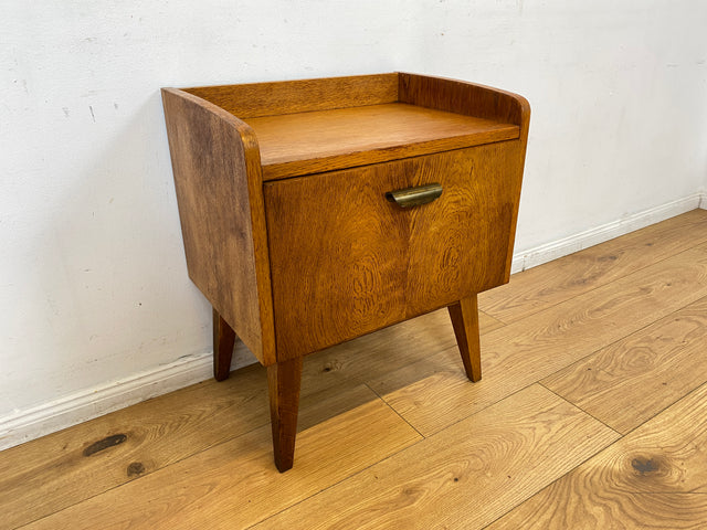 Hübscher heller Mid-Century Nachttisch in Eiche mit formschönen Messinggriffe