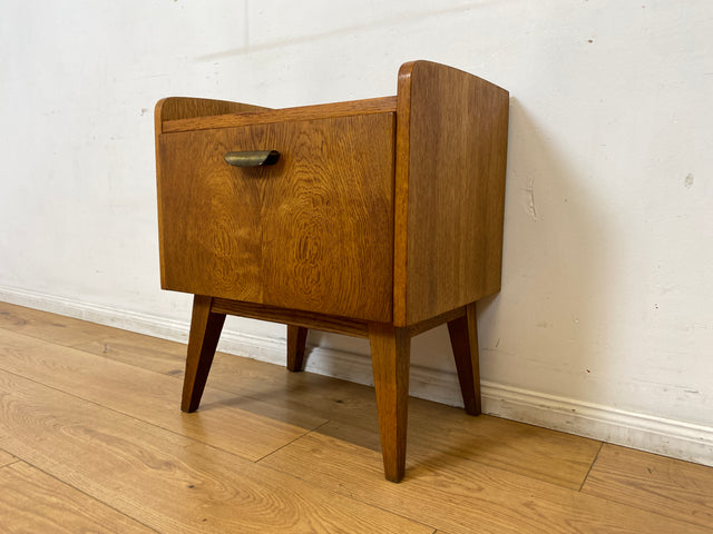 Hübscher heller Mid-Century Nachttisch in Eiche mit formschönen Messinggriffe