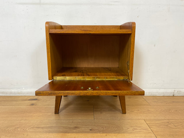 Hübscher heller Mid-Century Nachttisch in Eiche mit formschönen Messinggriffe