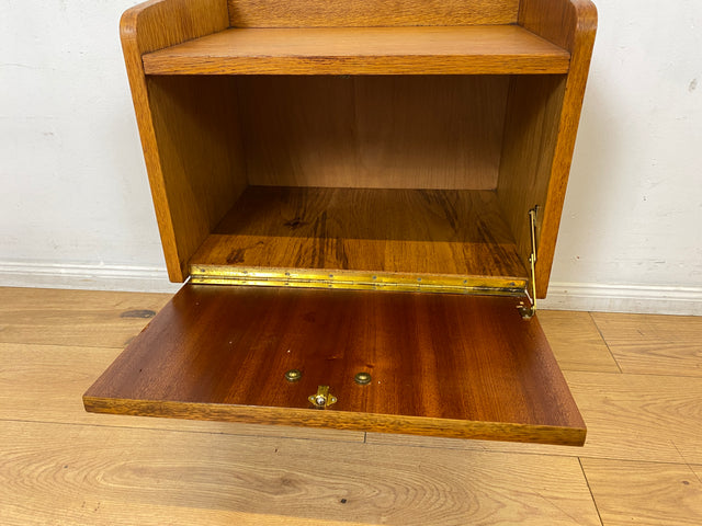 Hübscher heller Mid-Century Nachttisch in Eiche mit formschönen Messinggriffe