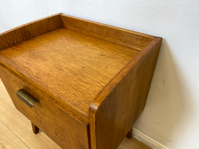 Hübscher heller Mid-Century Nachttisch in Eiche mit formschönen Messinggriffe