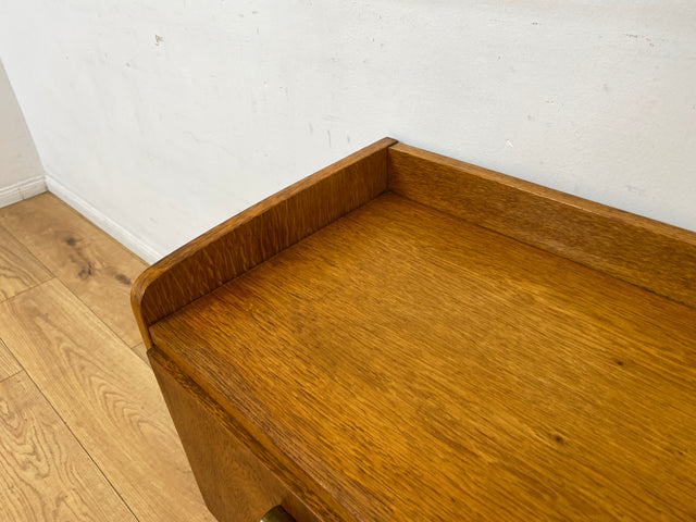 Hübscher heller Mid-Century Nachttisch in Eiche mit formschönen Messinggriffe