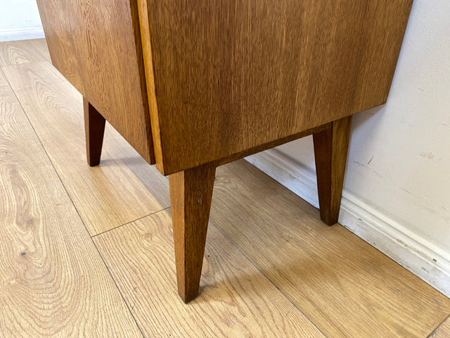 Hübscher heller Mid-Century Nachttisch in Eiche mit formschönen Messinggriffe