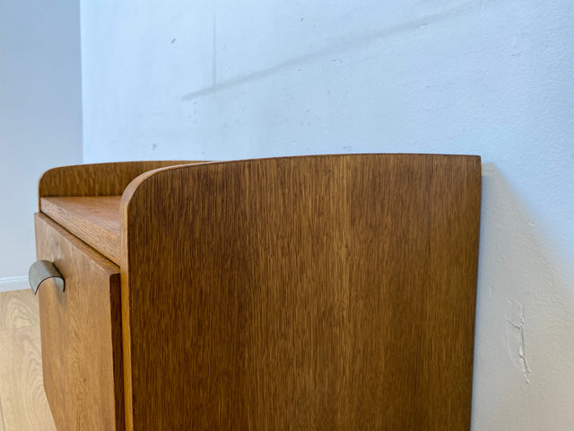 Hübscher heller Mid-Century Nachttisch in Eiche mit formschönen Messinggriffe