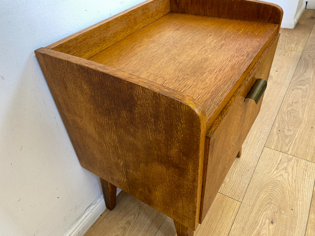 Hübscher heller Mid-Century Nachttisch in Eiche mit formschönen Messinggriffe