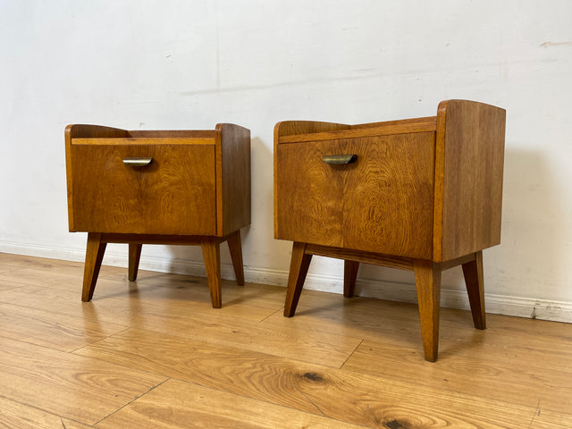 Hübscher heller Mid-Century Nachttisch in Eiche mit formschönen Messinggriffe