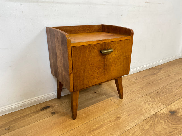 Hübscher heller Mid-Century Nachttisch in Eiche mit formschönen Messinggriffe