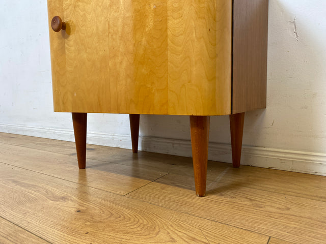 Freundlicher heller Mid-Century Nachttisch mit Schublade und konischen Füssen I Nachtkommode Nachtschrank Nachtschränkchen Kommode Beistelltisch 50er 60er Rockabilly Vintage I