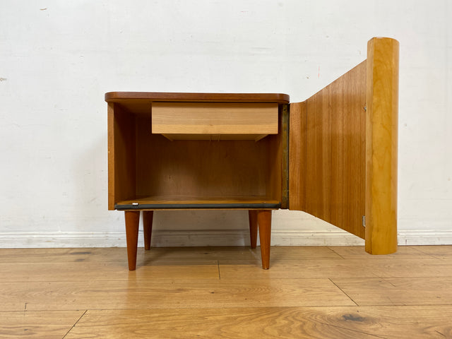 Freundlicher heller Mid-Century Nachttisch mit Schublade und konischen Füssen I Nachtkommode Nachtschrank Nachtschränkchen Kommode Beistelltisch 50er 60er Rockabilly Vintage I
