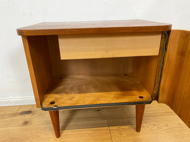Freundlicher heller Mid-Century Nachttisch mit Schublade und konischen Füssen I Nachtkommode Nachtschrank Nachtschränkchen Kommode Beistelltisch 50er 60er Rockabilly Vintage I