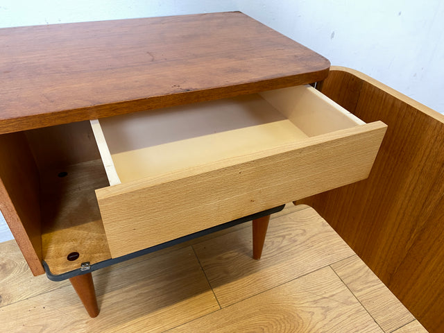 Freundlicher heller Mid-Century Nachttisch mit Schublade und konischen Füssen I Nachtkommode Nachtschrank Nachtschränkchen Kommode Beistelltisch 50er 60er Rockabilly Vintage I