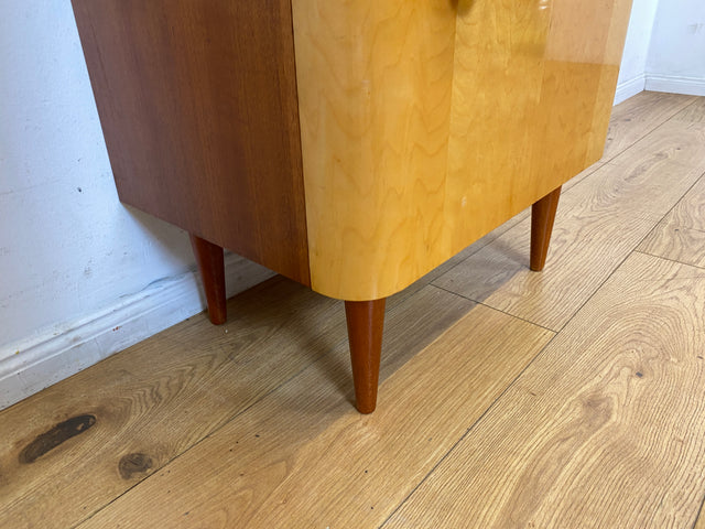 Freundlicher heller Mid-Century Nachttisch mit Schublade und konischen Füssen I Nachtkommode Nachtschrank Nachtschränkchen Kommode Beistelltisch 50er 60er Rockabilly Vintage I