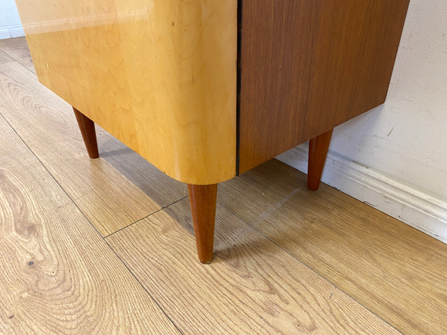 Freundlicher heller Mid-Century Nachttisch mit Schublade und konischen Füssen I Nachtkommode Nachtschrank Nachtschränkchen Kommode Beistelltisch 50er 60er Rockabilly Vintage I