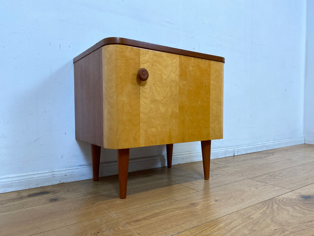 Freundlicher heller Mid-Century Nachttisch mit Schublade und konischen Füssen I Nachtkommode Nachtschrank Nachtschränkchen Kommode Beistelltisch 50er 60er Rockabilly Vintage I
