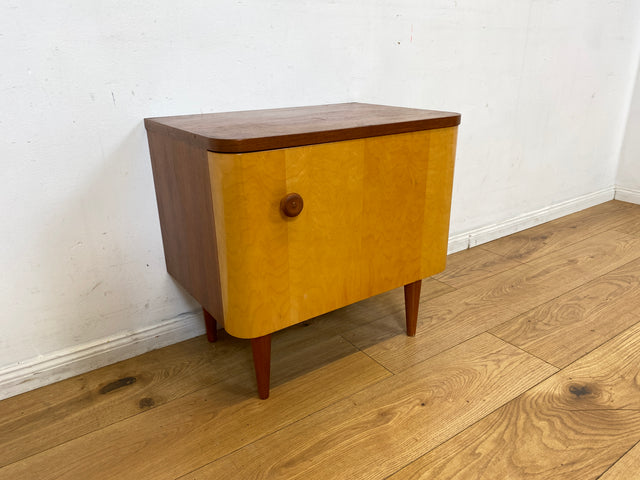 Freundlicher heller Mid-Century Nachttisch mit Schublade und konischen Füssen I Nachtkommode Nachtschrank Nachtschränkchen Kommode Beistelltisch 50er 60er Rockabilly Vintage I