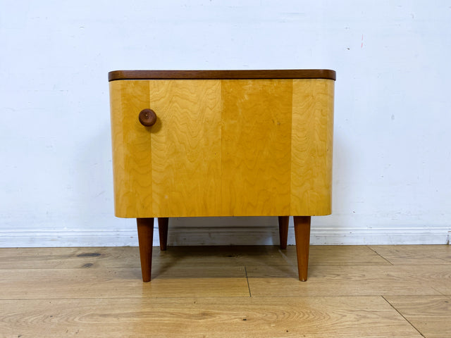 Freundlicher heller Mid-Century Nachttisch mit Schublade und konischen Füssen I Nachtkommode Nachtschrank Nachtschränkchen Kommode Beistelltisch 50er 60er Rockabilly Vintage I