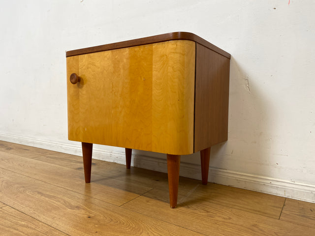 Freundlicher heller Mid-Century Nachttisch mit Schublade und konischen Füssen I Nachtkommode Nachtschrank Nachtschränkchen Kommode Beistelltisch 50er 60er Rockabilly Vintage I