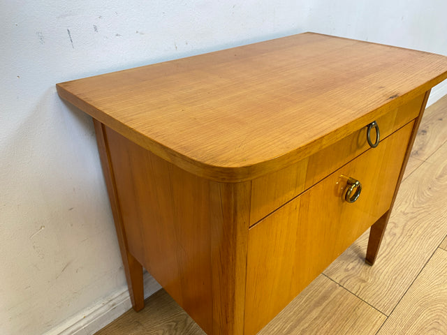 Sehr schöner heller Mid-Century Nachttisch mit Schublade , Klappe & Messinggriffen I Nachtkommode Nachtschrank Nachtschränkchen Kommode Beistelltisch 50er 60er Vintage I