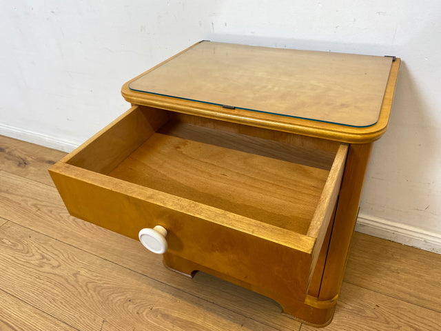 Freundlicher heller Mid-Century Nachttisch mit Schublade und Glasauflage I Vollholz furniert I Nachtkommode Nachtschrank Nachtschränkchen Kommode 60er Vintage I