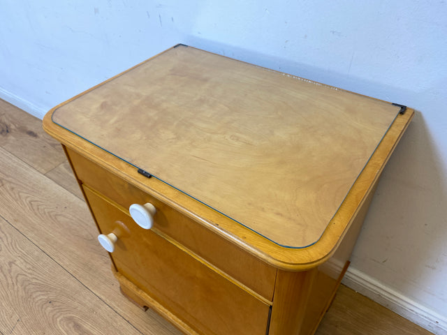 Freundlicher heller Mid-Century Nachttisch mit Schublade und Glasauflage I Vollholz furniert I Nachtkommode Nachtschrank Nachtschränkchen Kommode 60er Vintage I