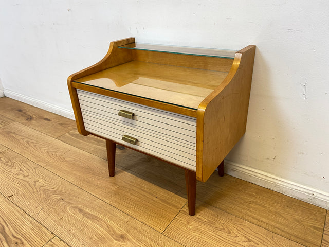 WMK I Eleganter heller Mid-Century Nachttisch mit Schubladen und Messinggriffen I