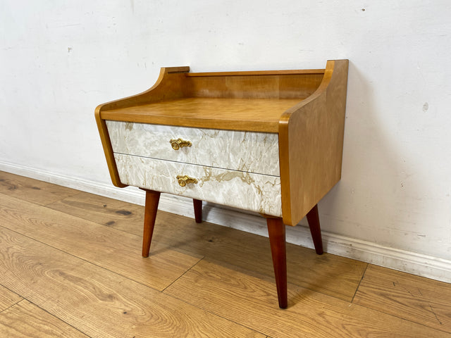 WMK I 1/2 Formschöner heller Mid-Century Nachttisch mit Schubladen und Messinggriffen
