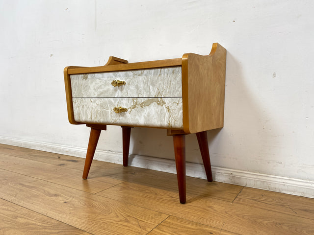 WMK I 1/2 Formschöner heller Mid-Century Nachttisch mit Schubladen und Messinggriffen