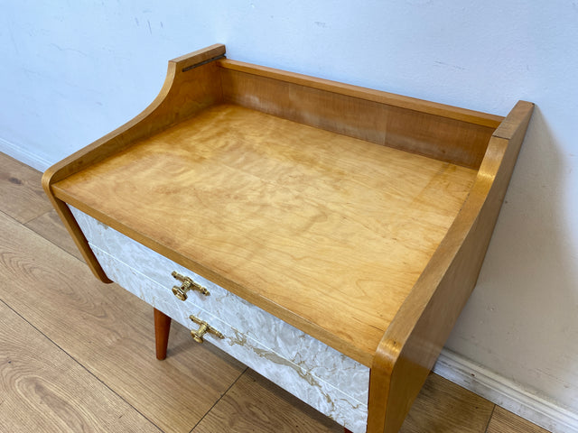 WMK I 1/2 Formschöner heller Mid-Century Nachttisch mit Schubladen und Messinggriffen