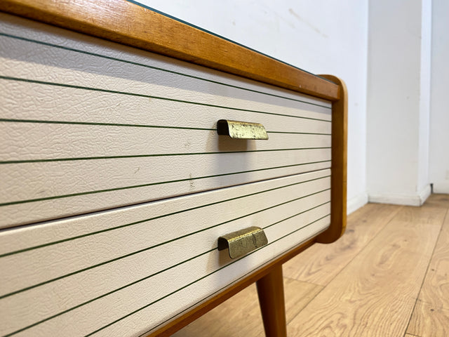 WMK I Eleganter heller Mid-Century Nachttisch mit Schubladen und Messinggriffen I