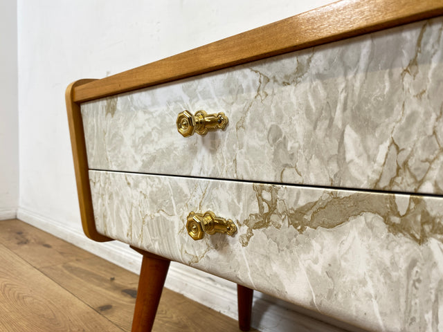 WMK I 1/2 Formschöner heller Mid-Century Nachttisch mit Schubladen und Messinggriffen