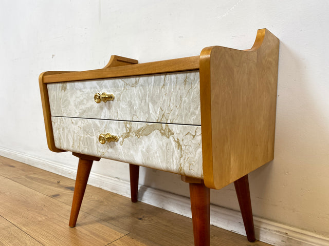 WMK I 1/2 Formschöner heller Mid-Century Nachttisch mit Schubladen und Messinggriffen