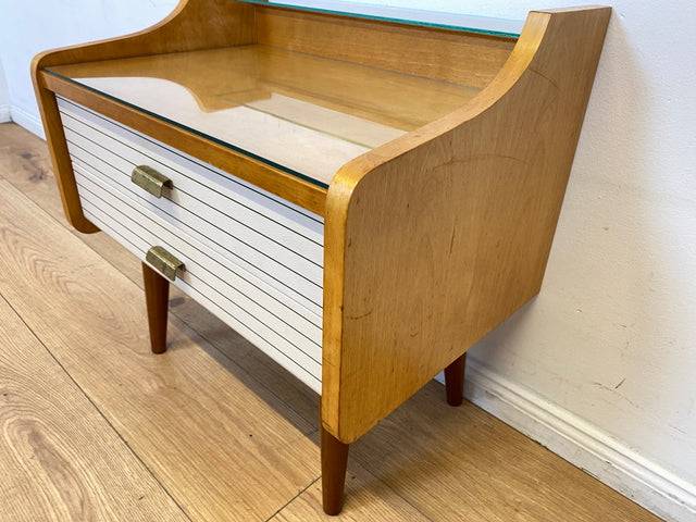 WMK I Eleganter heller Mid-Century Nachttisch mit Schubladen und Messinggriffen I