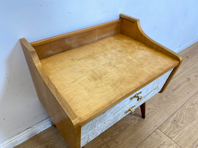 WMK I 1/2 Formschöner heller Mid-Century Nachttisch mit Schubladen und Messinggriffen