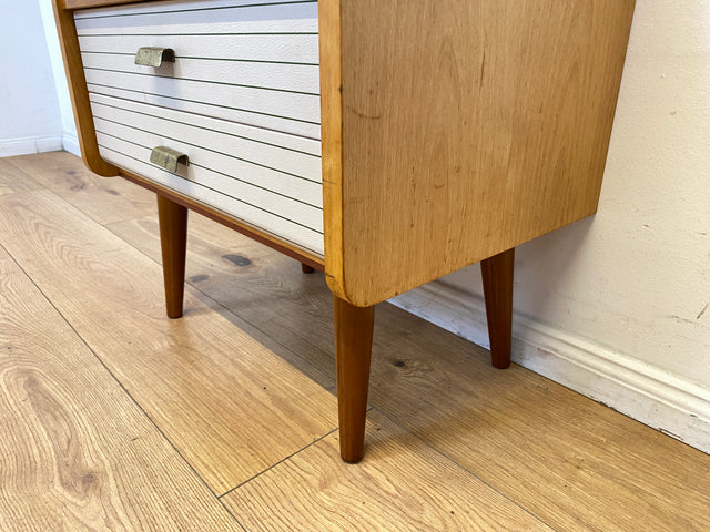 WMK I Eleganter heller Mid-Century Nachttisch mit Schubladen und Messinggriffen I