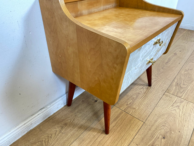 WMK I 1/2 Formschöner heller Mid-Century Nachttisch mit Schubladen und Messinggriffen