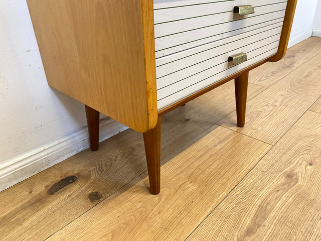 WMK I Eleganter heller Mid-Century Nachttisch mit Schubladen und Messinggriffen I