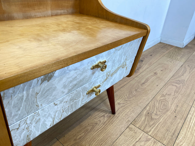 WMK I 1/2 Formschöner heller Mid-Century Nachttisch mit Schubladen und Messinggriffen