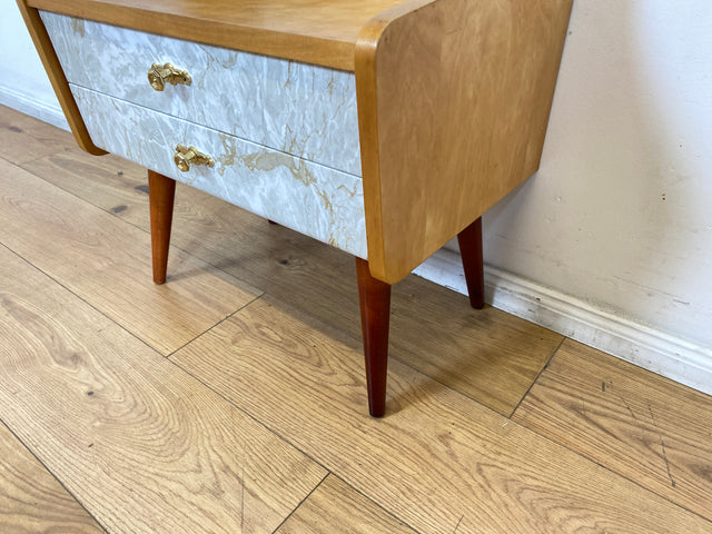 WMK I 1/2 Formschöner heller Mid-Century Nachttisch mit Schubladen und Messinggriffen