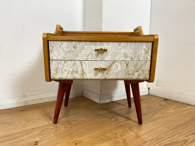 WMK I 1/2 Formschöner heller Mid-Century Nachttisch mit Schubladen und Messinggriffen