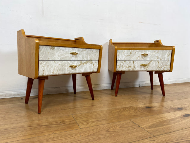 WMK I 1/2 Formschöner heller Mid-Century Nachttisch mit Schubladen und Messinggriffen