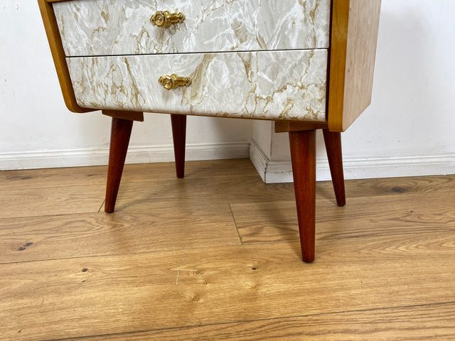 WMK I 1/2 Formschöner heller Mid-Century Nachttisch mit Schubladen und Messinggriffen