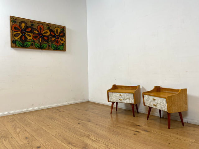 WMK I 1/2 Formschöner heller Mid-Century Nachttisch mit Schubladen und Messinggriffen