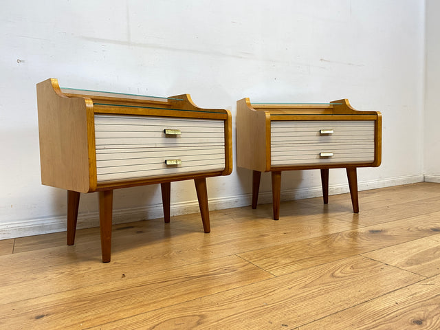 WMK I Eleganter heller Mid-Century Nachttisch mit Schubladen und Messinggriffen I