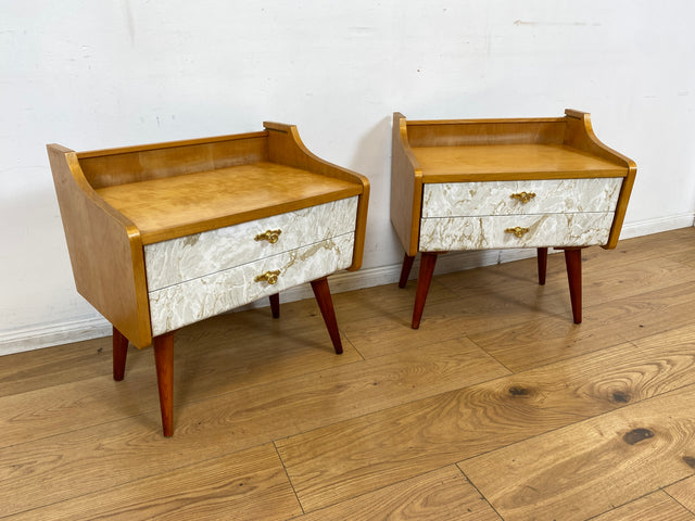 WMK I 1/2 Formschöner heller Mid-Century Nachttisch mit Schubladen und Messinggriffen