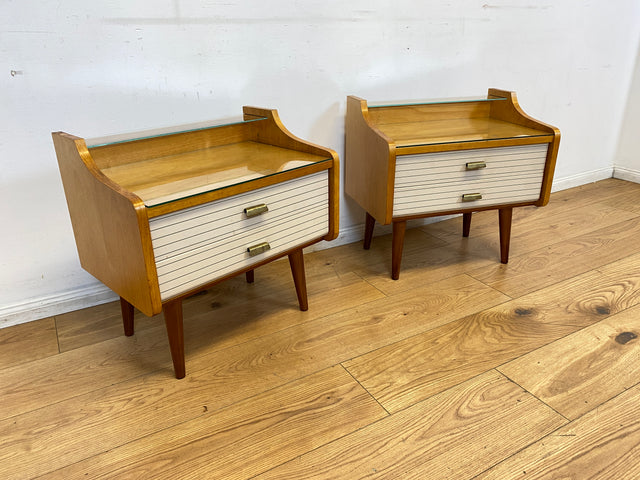 WMK I Eleganter heller Mid-Century Nachttisch mit Schubladen und Messinggriffen I