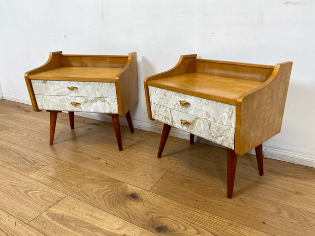 WMK I 1/2 Formschöner heller Mid-Century Nachttisch mit Schubladen und Messinggriffen