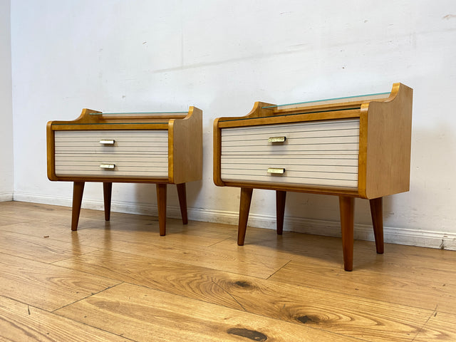 WMK I Eleganter heller Mid-Century Nachttisch mit Schubladen und Messinggriffen I