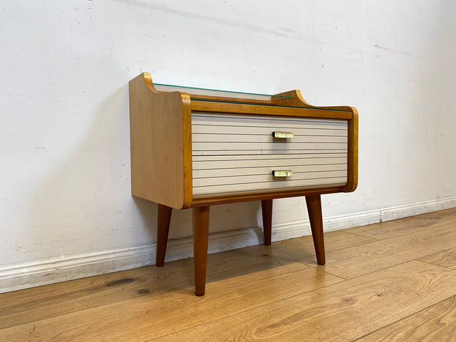 WMK I Eleganter heller Mid-Century Nachttisch mit Schubladen und Messinggriffen I