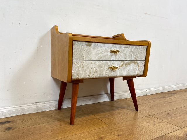 WMK I 1/2 Formschöner heller Mid-Century Nachttisch mit Schubladen und Messinggriffen