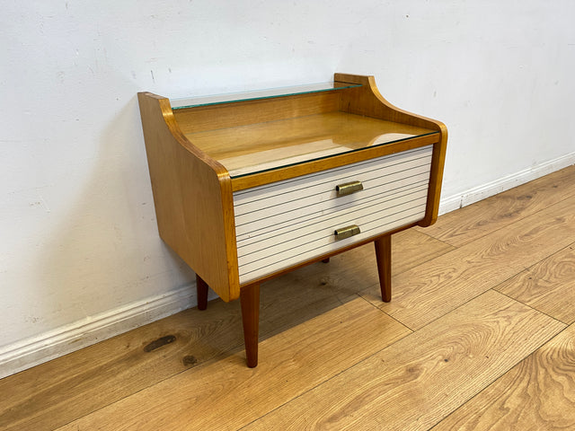 WMK I Eleganter heller Mid-Century Nachttisch mit Schubladen und Messinggriffen I